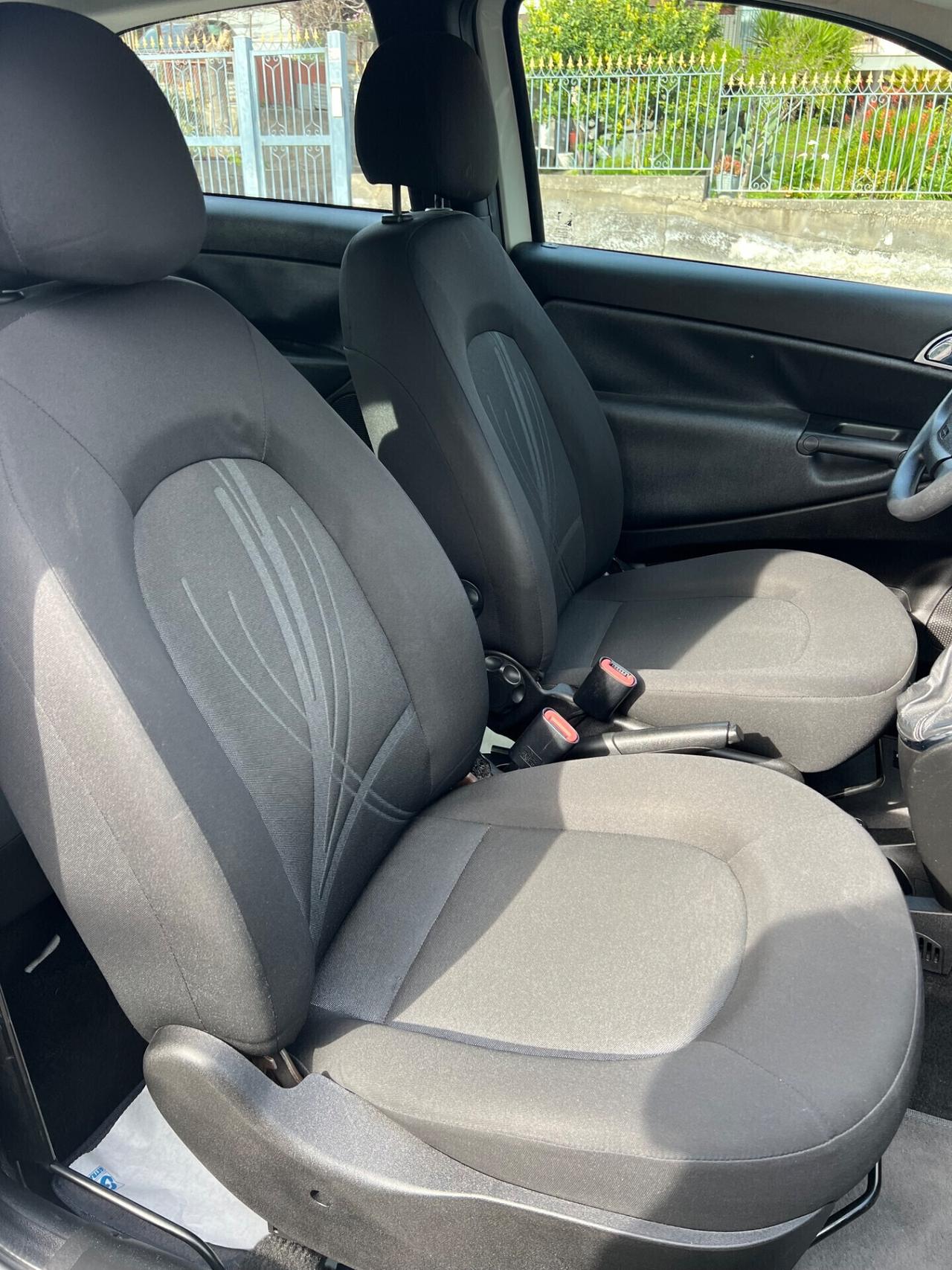 Lancia Ypsilon 1.3 MJT 75 CV Unyca