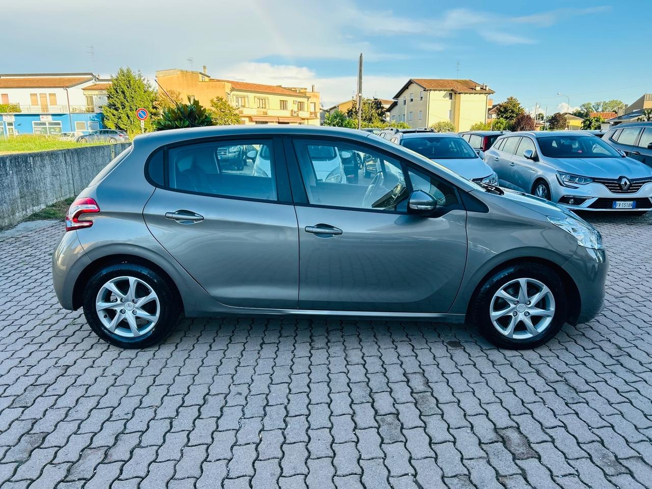 Peugeot 208 1.4 HDi 68 CV 5 porte Allure