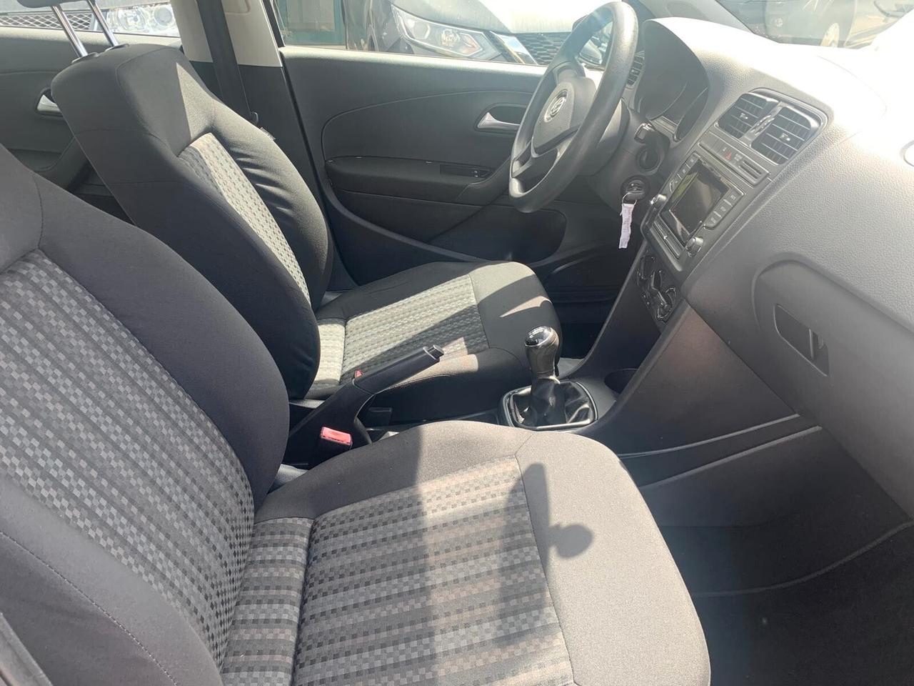 Volkswagen Polo 1.0 MPI 5P Trendline - 2014