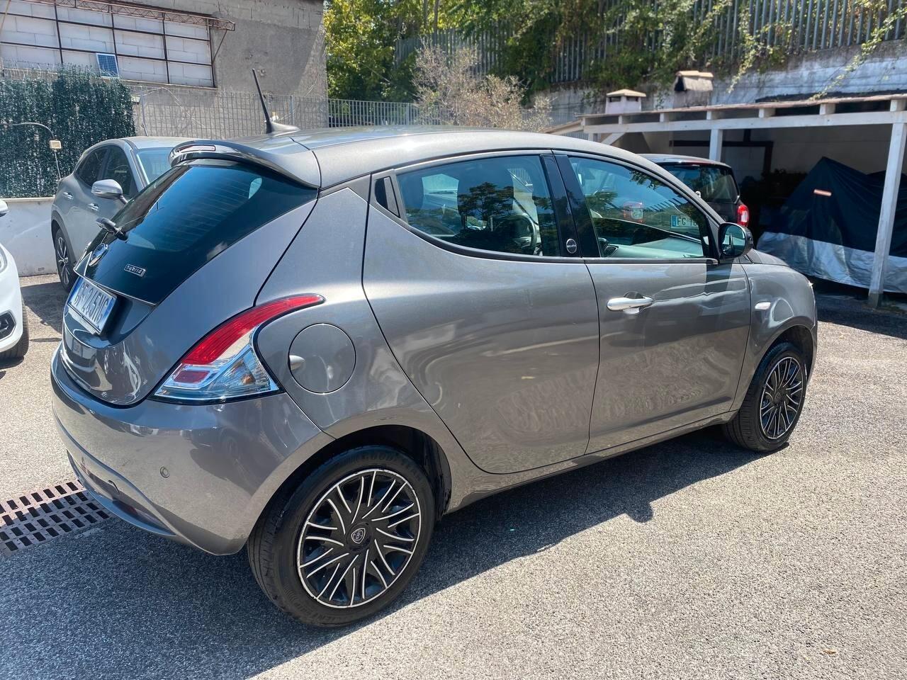 Lancia Ypsilon 1.0 FireFly 5 porte S&S Hybrid Ecochic Gold