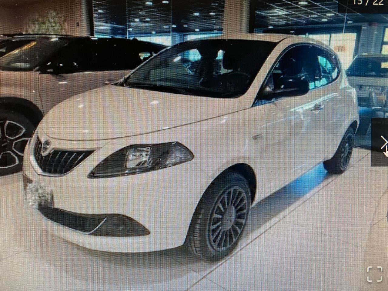 Lancia Ypsilon 1.0 FireFly Hybrid >WoW GLAMOUR !!!