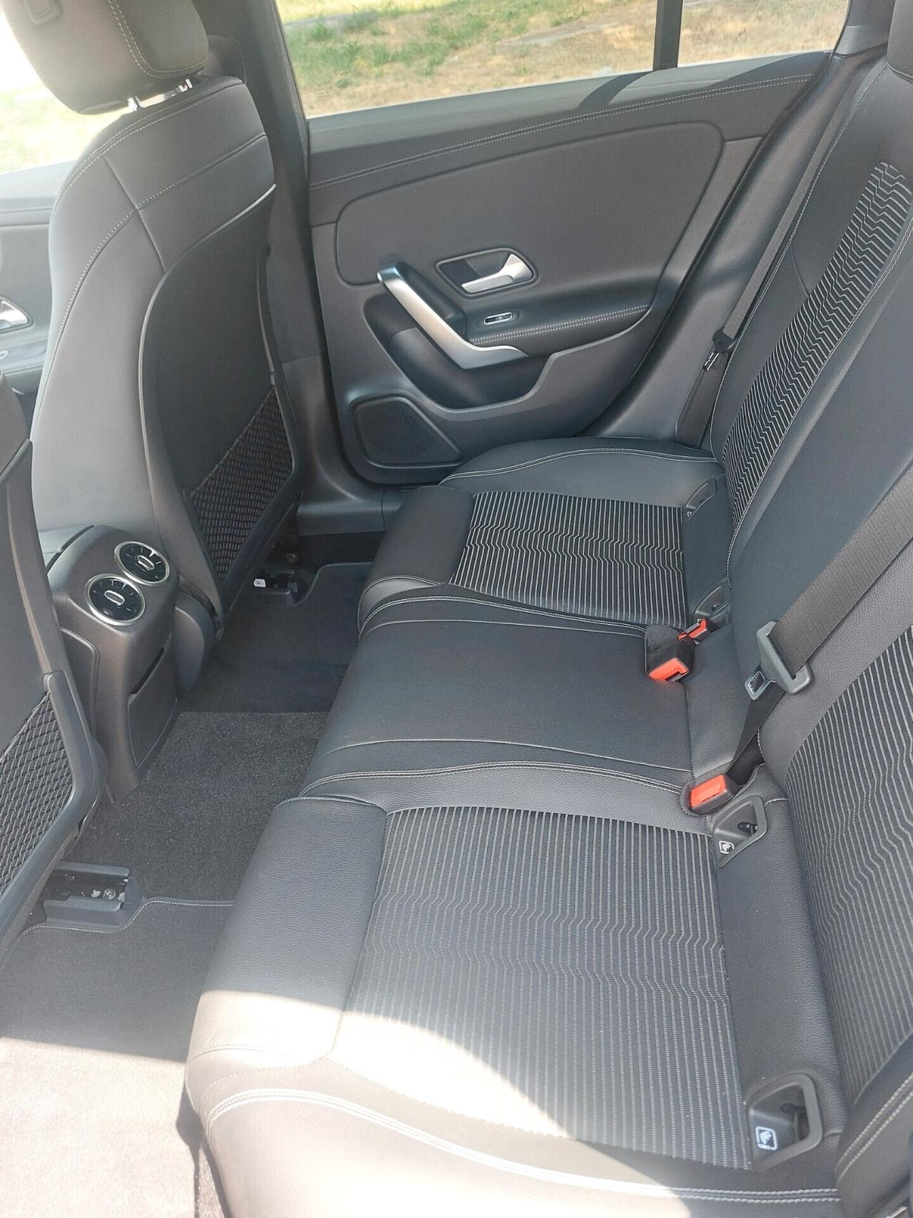 Mercedes-benz CLA 200 D automatico s .brake executive Km 2549 originali