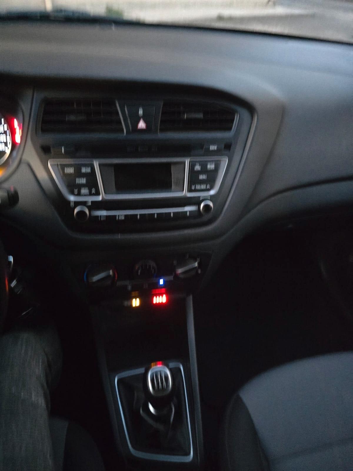 Hyundai i20 1.2 84 CV 5 porte Comfort unico proprietario garanzia 12 mesi accetto permute
