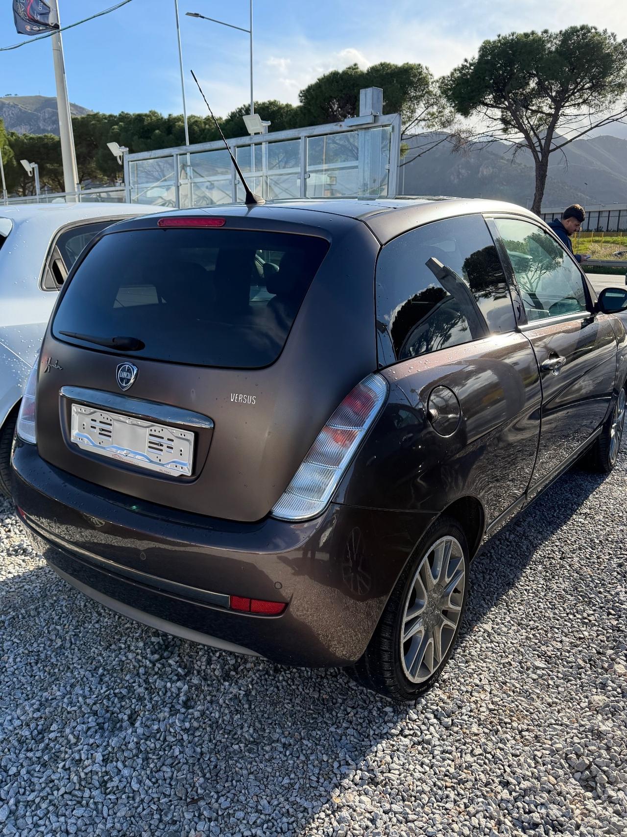 Lancia Ypsilon 1.3 MJT 75 CV Versus