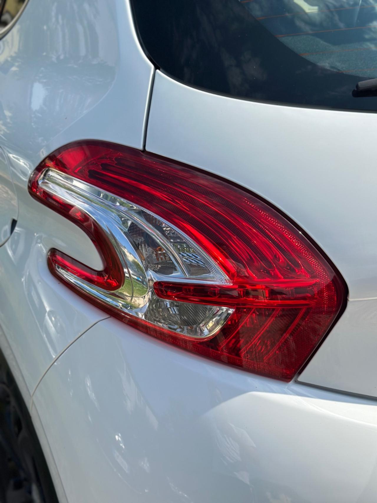 Peugeot 208 1.4 HDi 68 CV 5P ALLURE NEOPAT KMCERT