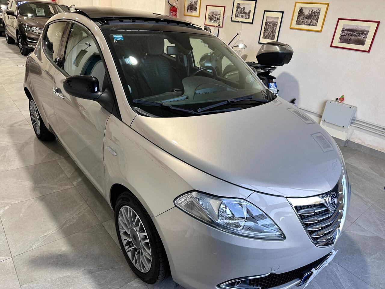 Lancia Ypsilon 1.3 MJT 16V 95 CV - PLATINO - TETTO