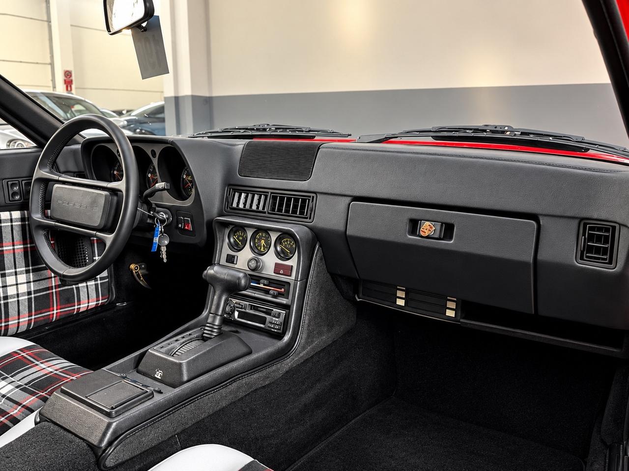 Porsche 944