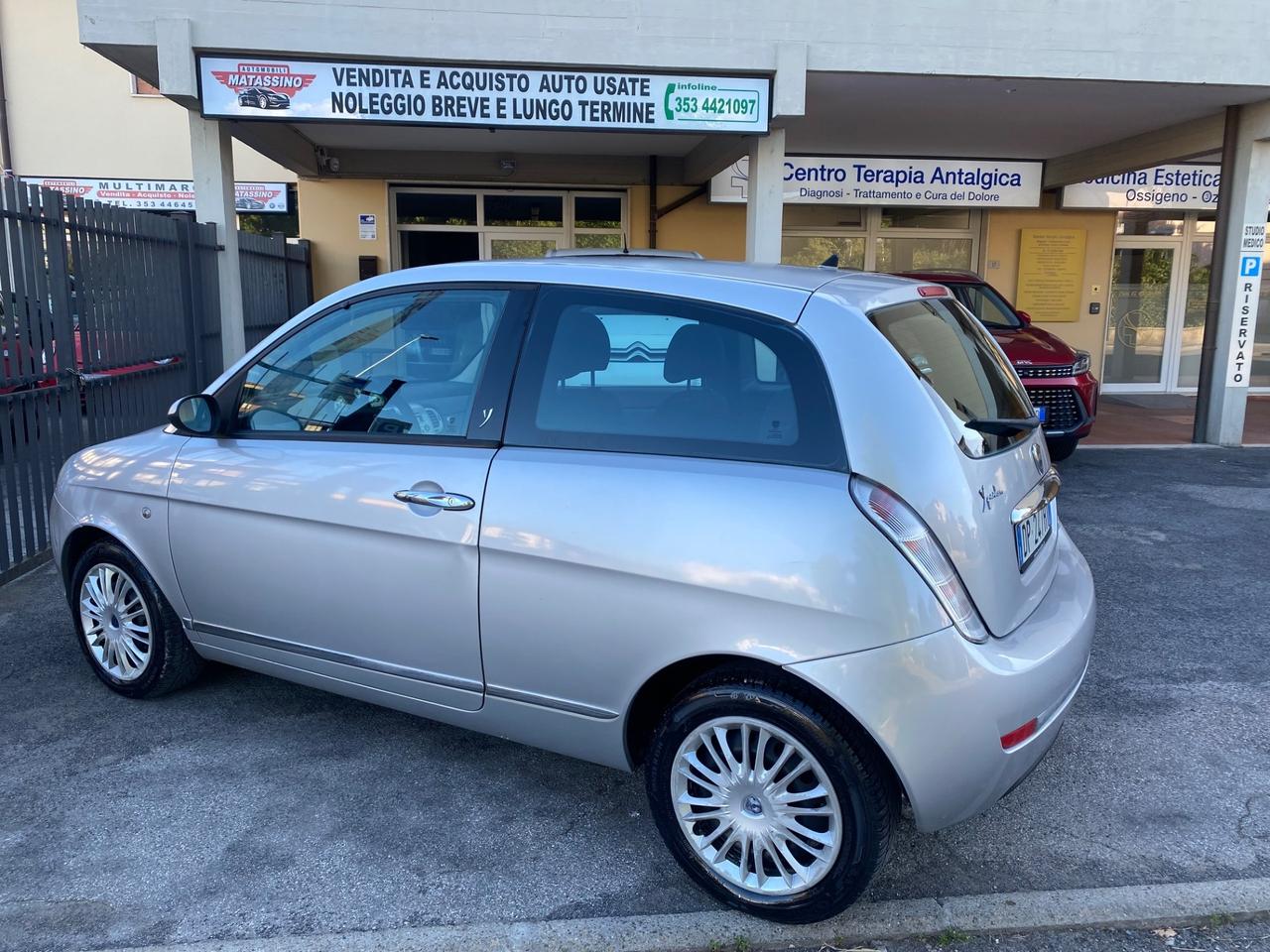 Lancia Ypsilon Argento ok neopatentati