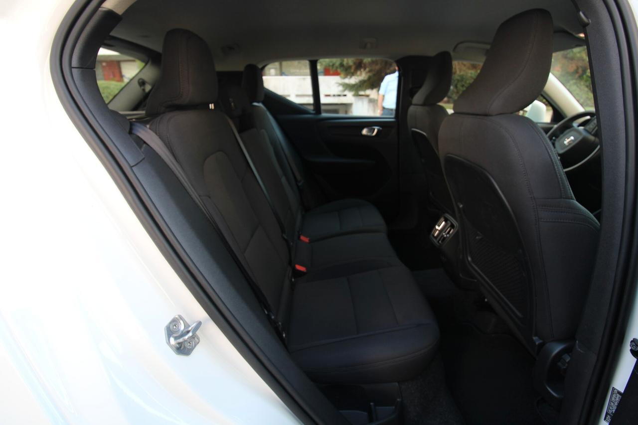 VOLVO XC40 MOMENTUM