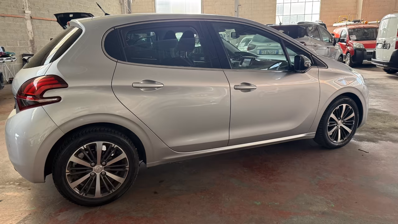 Peugeot 208 BlueHDi 100 5p. GT Line ICE White