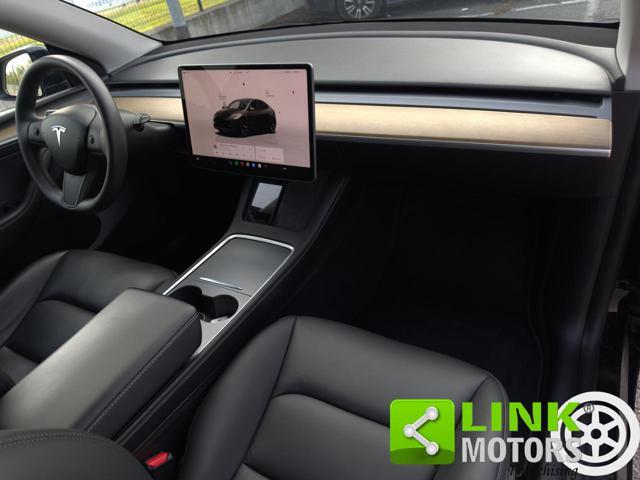 TESLA Model Y longe