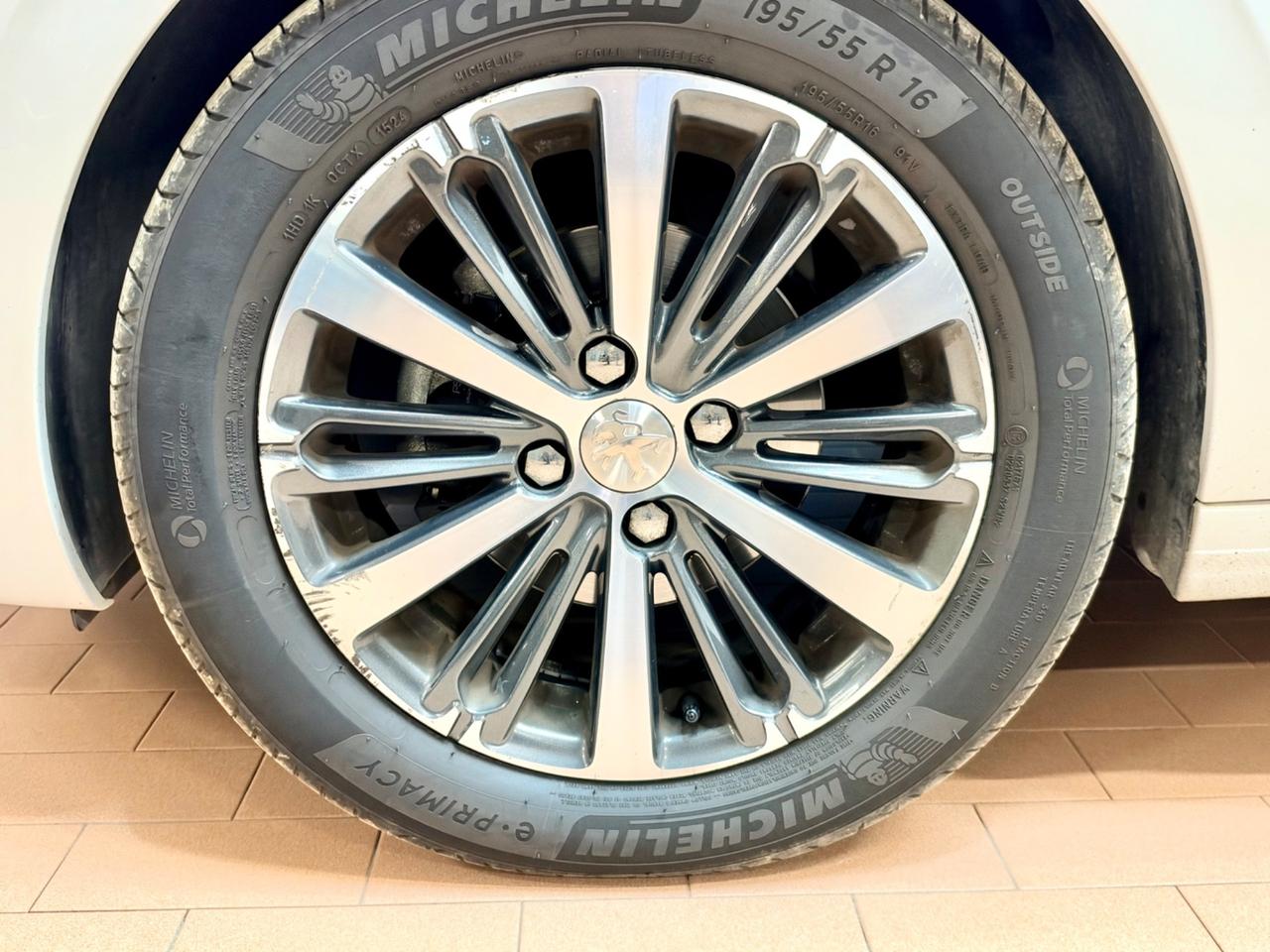 Peugeot 208 1.6HDi 100cv Neopat. E6