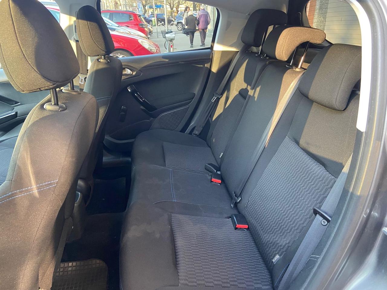 Peugeot 208 Signature 1.2 PureTech #9979