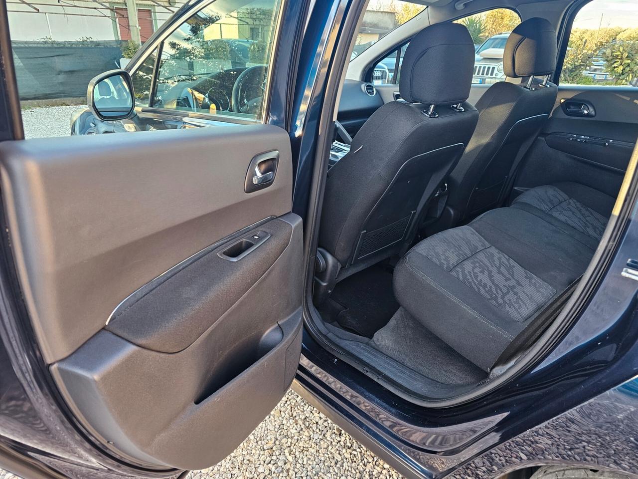 Peugeot 3008 1.6 HDi 112CV cambio robotizzato Business