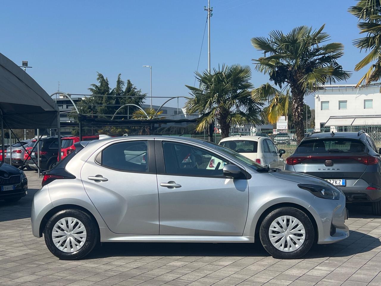 Toyota Yaris 1.5 Hybrid 5 porte Business FINANZIABILE