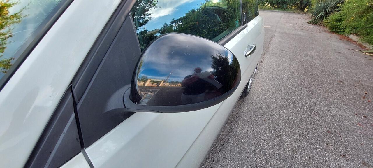 YPSILON MODELLO DIVA 1,3 MTJ DIESEL 75 CV RESTAYLING AUX PER NEOPATENTATI IMPECCABILE
