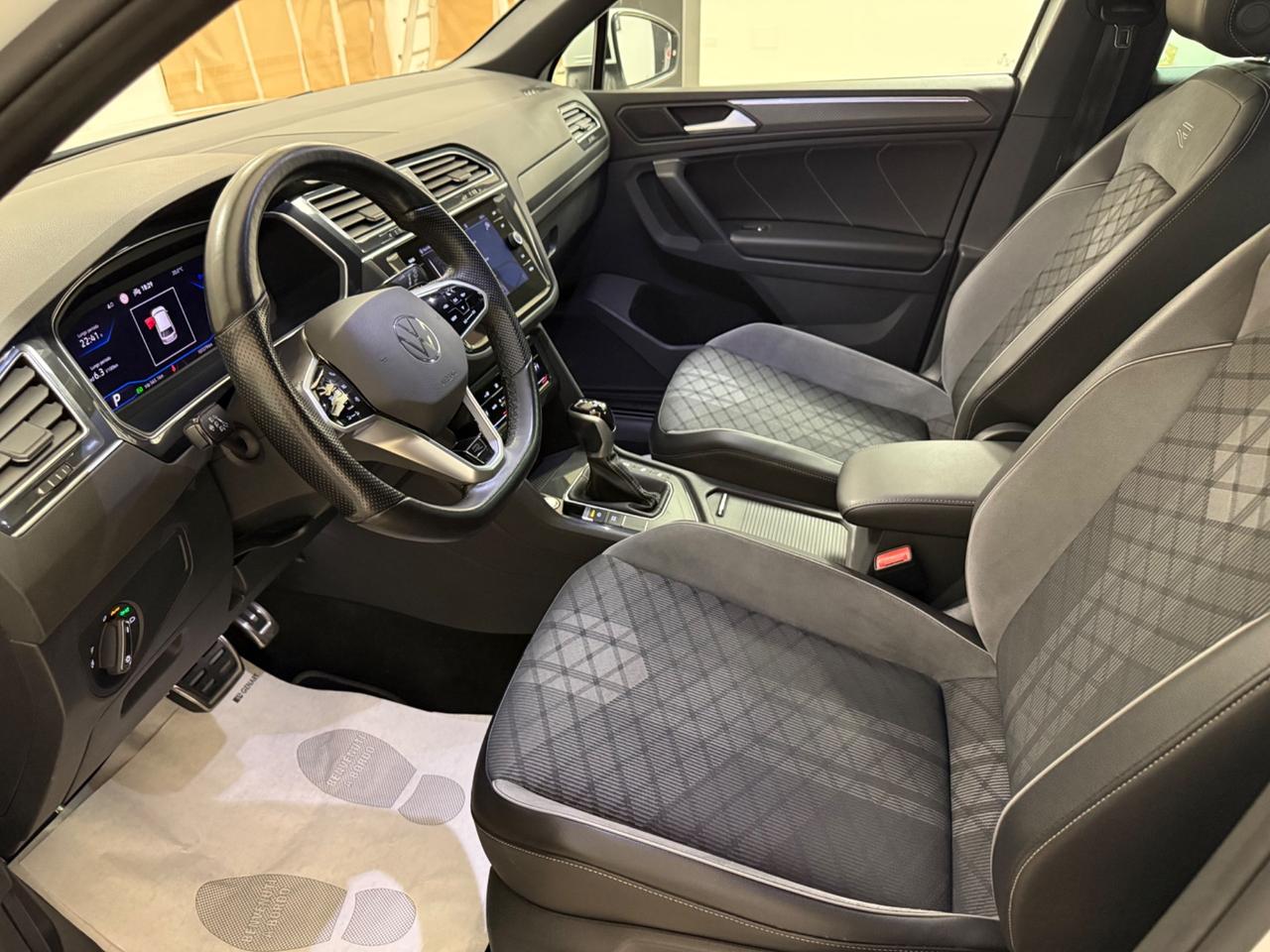 Volkswagen Tiguan 2.0 TDI 150 CV DSG R-Line retro camera, luci ambiente