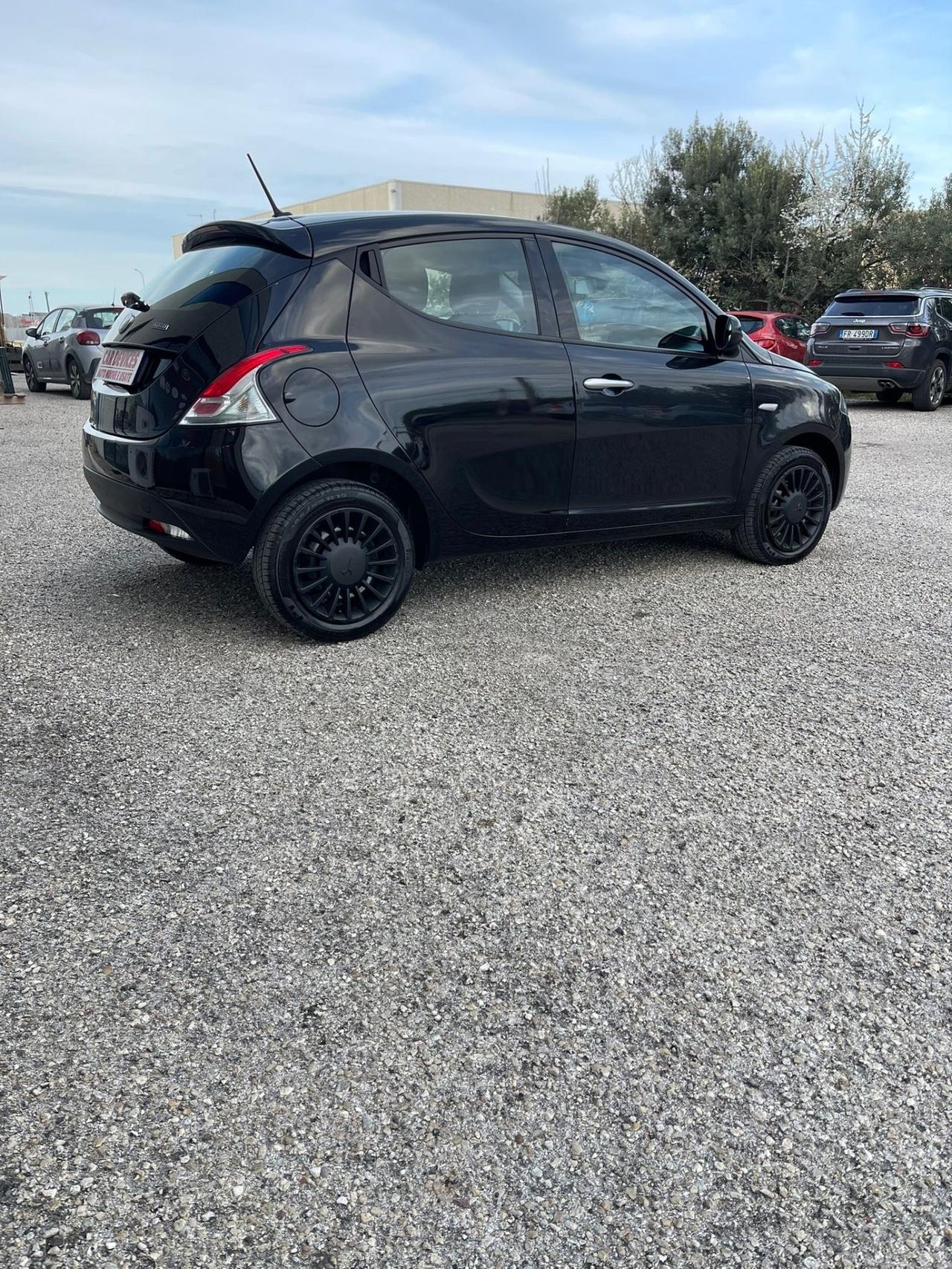 Lancia New Ypsilon 1.0 - Hybrid - GARANZIA