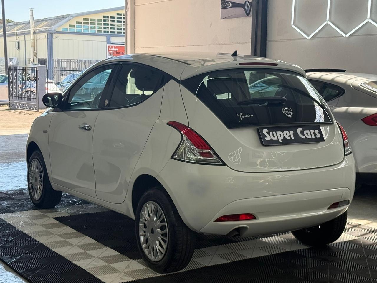Lancia Ypsilon 0.9 TwinAir 85 CV 5 porte Metano