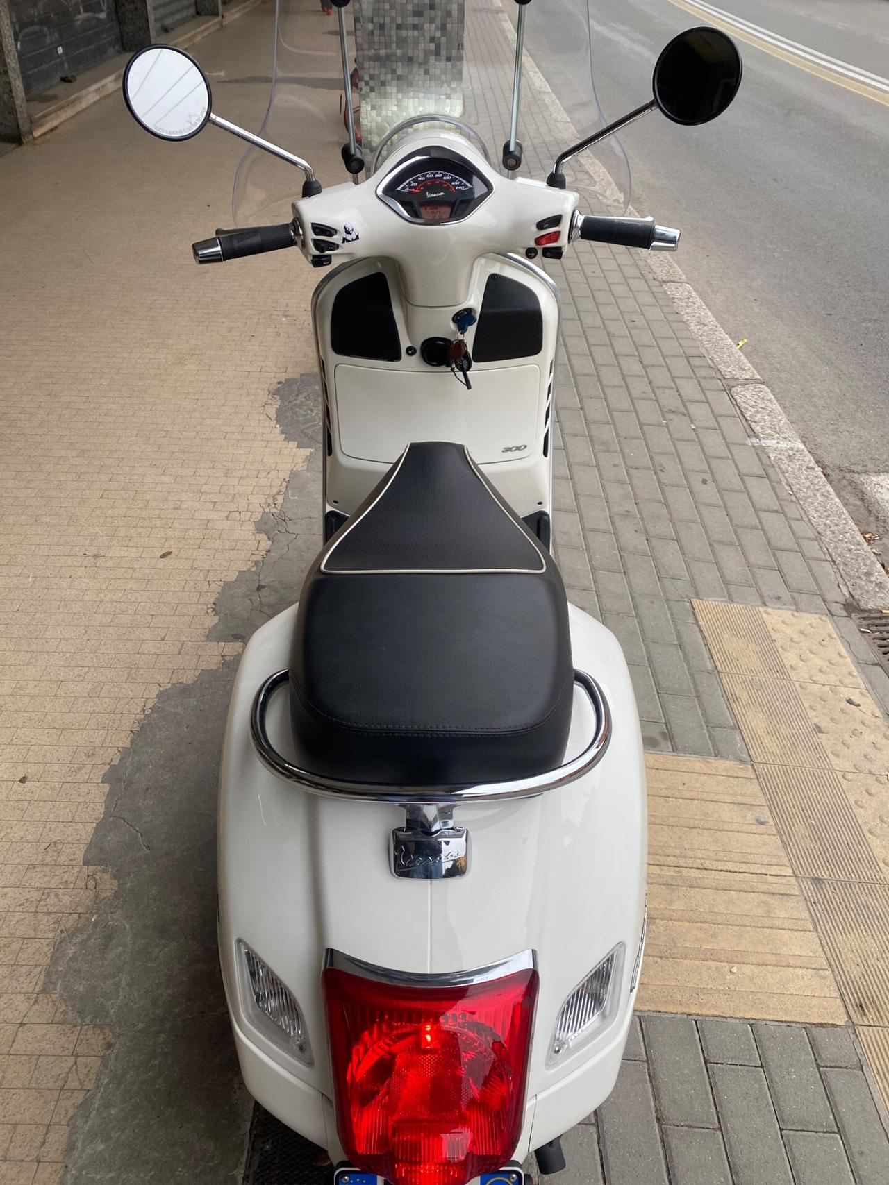 Piaggio Vespa 300 GTS anno 2017 km 11000 COME NUOVA!