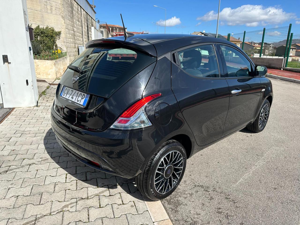 Lancia Ypsilon 1.0 firefly hybrid Platino s&s 70cv
