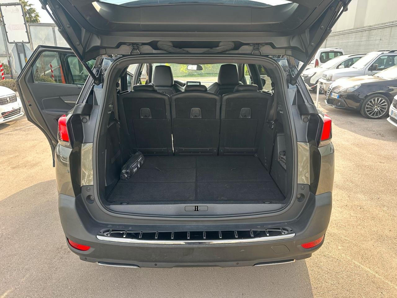 PEUGEOT 5008 EAT 8 GT LINE 7 POSTI CON MOTORE NUOVO