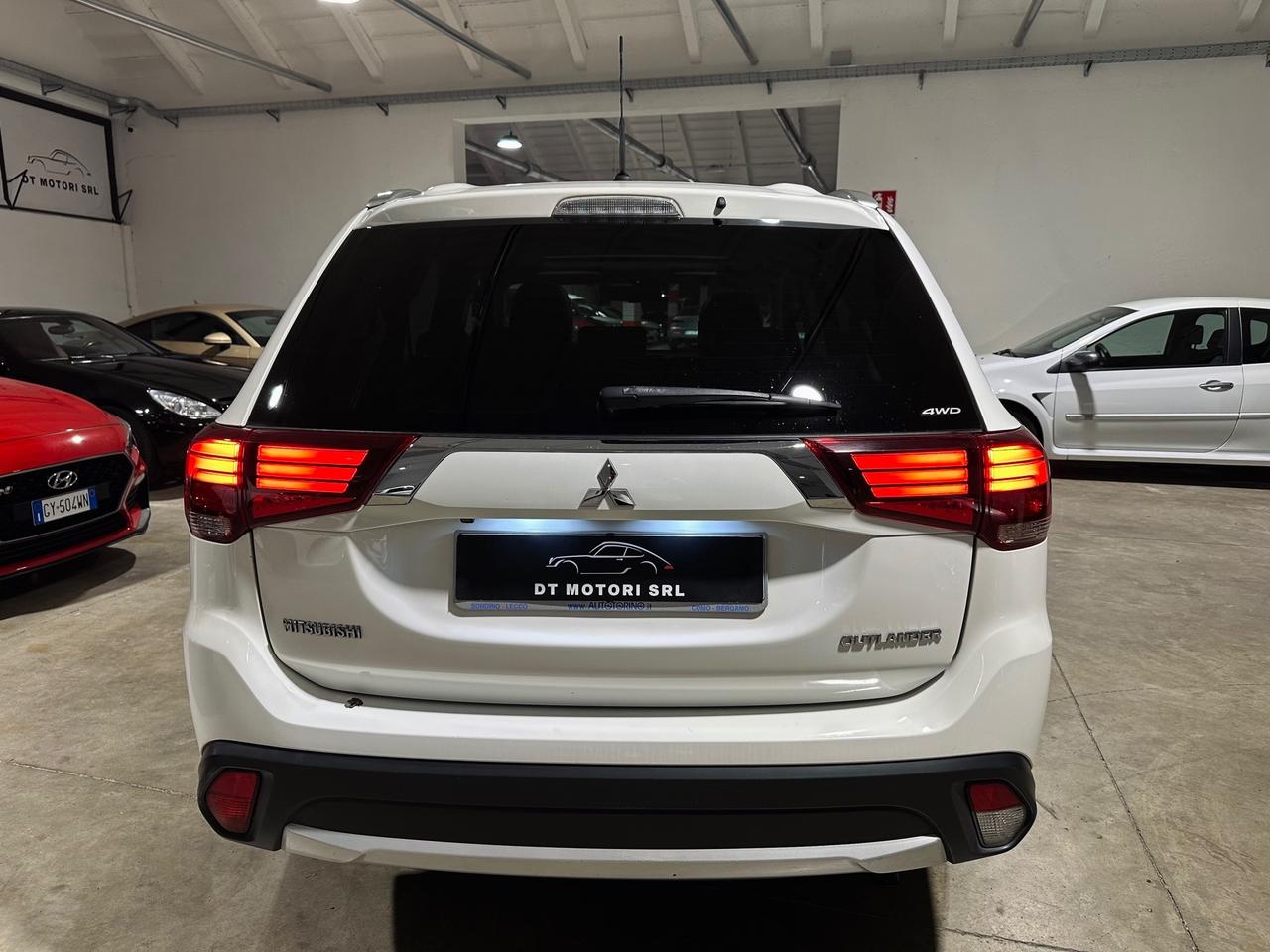 Mitsubishi Outlander 2.2 DI-D 4WD Instyle 7 POSTI-TETTO-TAGLIANDI UFFICIALI