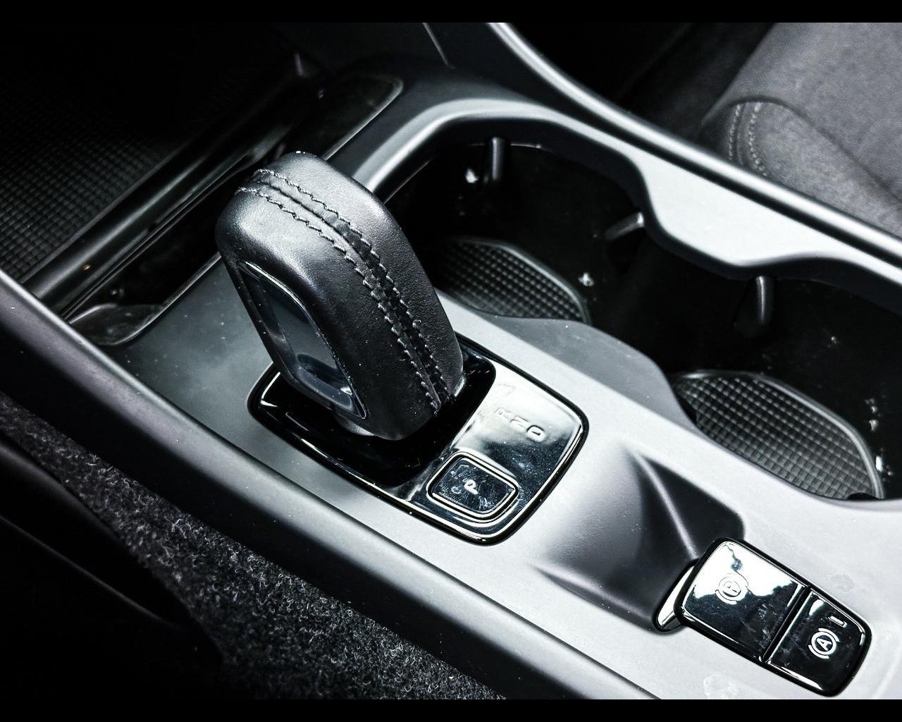 VOLVO XC40 (2017-->) - XC40 D3 Geartronic Momentum Core