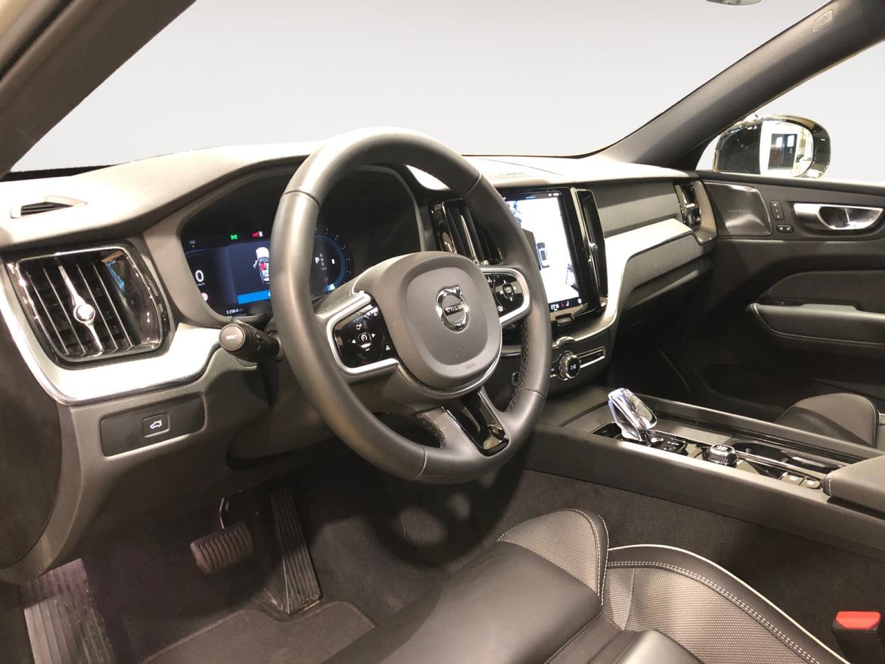 VOLVO XC60 2.0 b5 Plus Dark awd auto