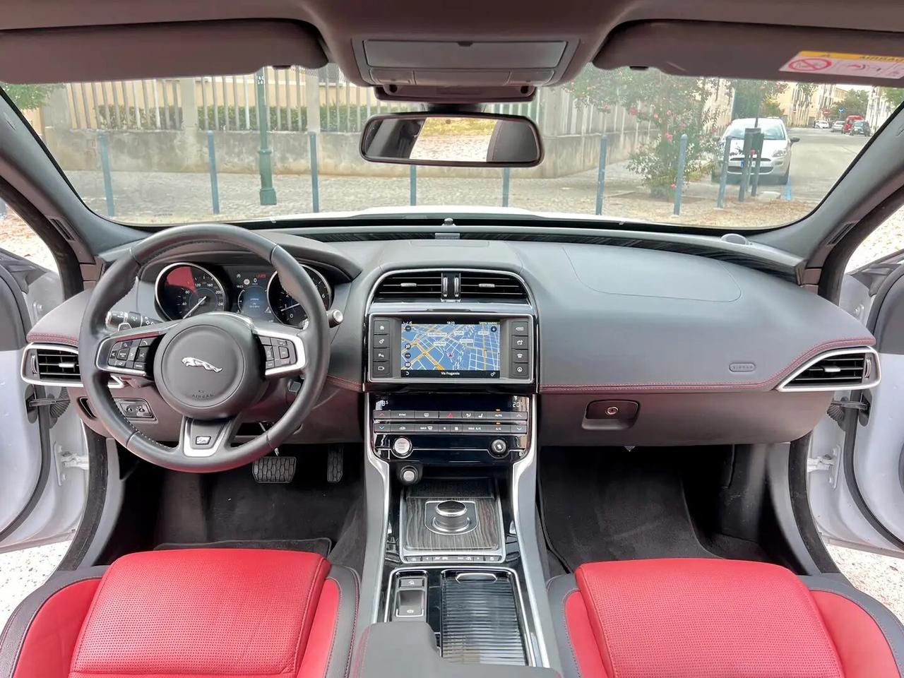 Jaguar XE 2.0 250 CV AWD aut. R-Sport