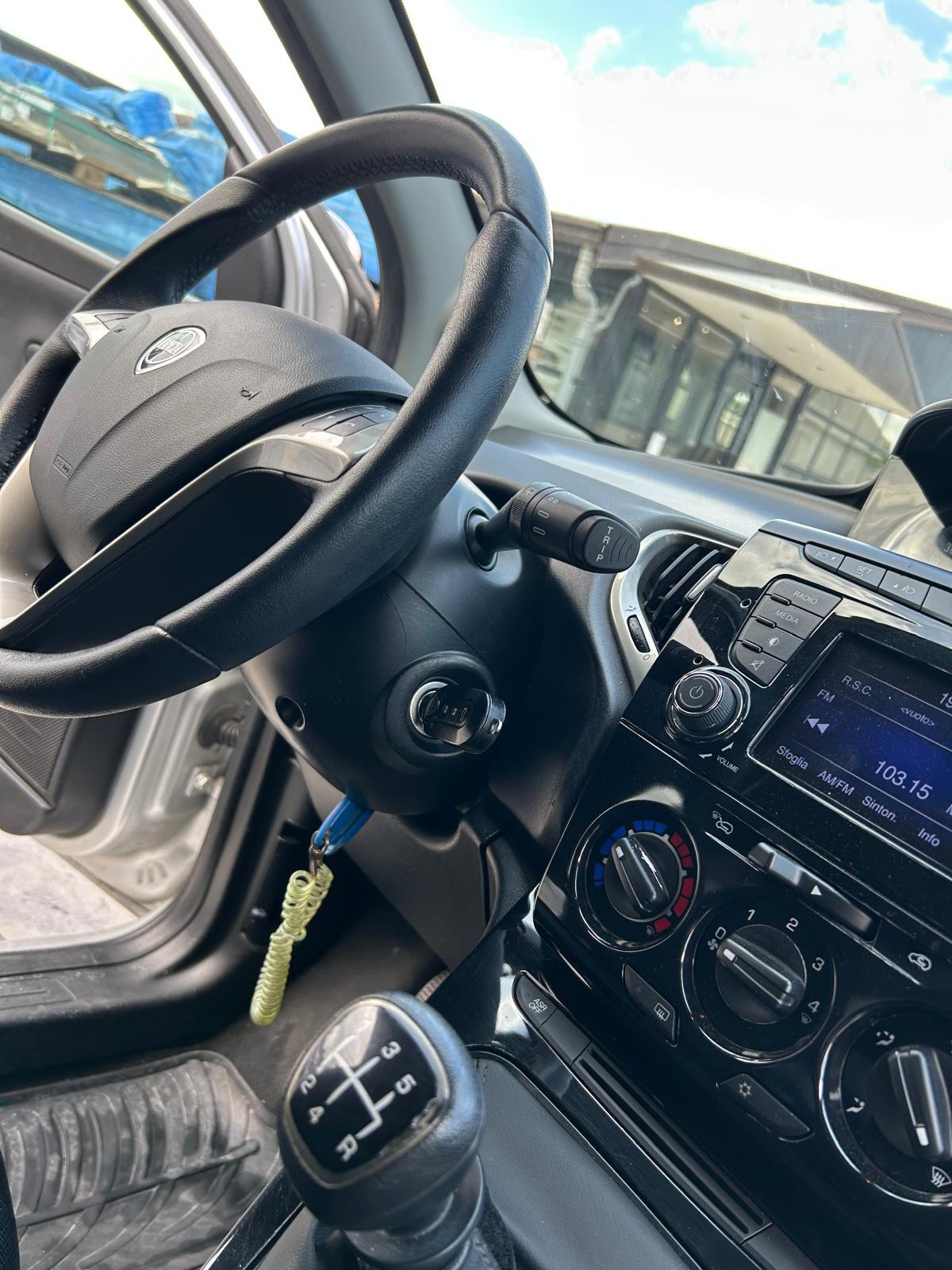 Lancia Ypsilon 1.2 69 CV 5 porte S&S Gold