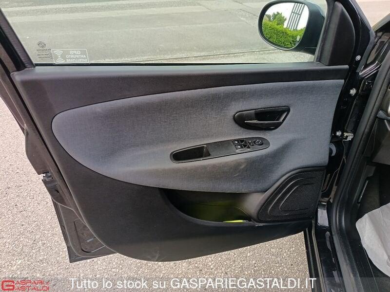 Lancia Ypsilon 1.0 FireFly 5 porte S&S Hybrid Silver