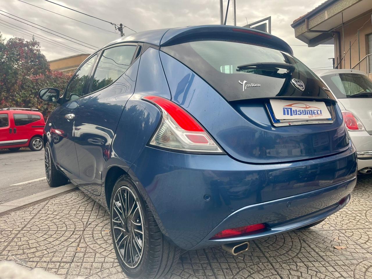 Lancia Ypsilon 1.0 FireFly S&S Hybrid Ecochic Gold Tua a soli 265€