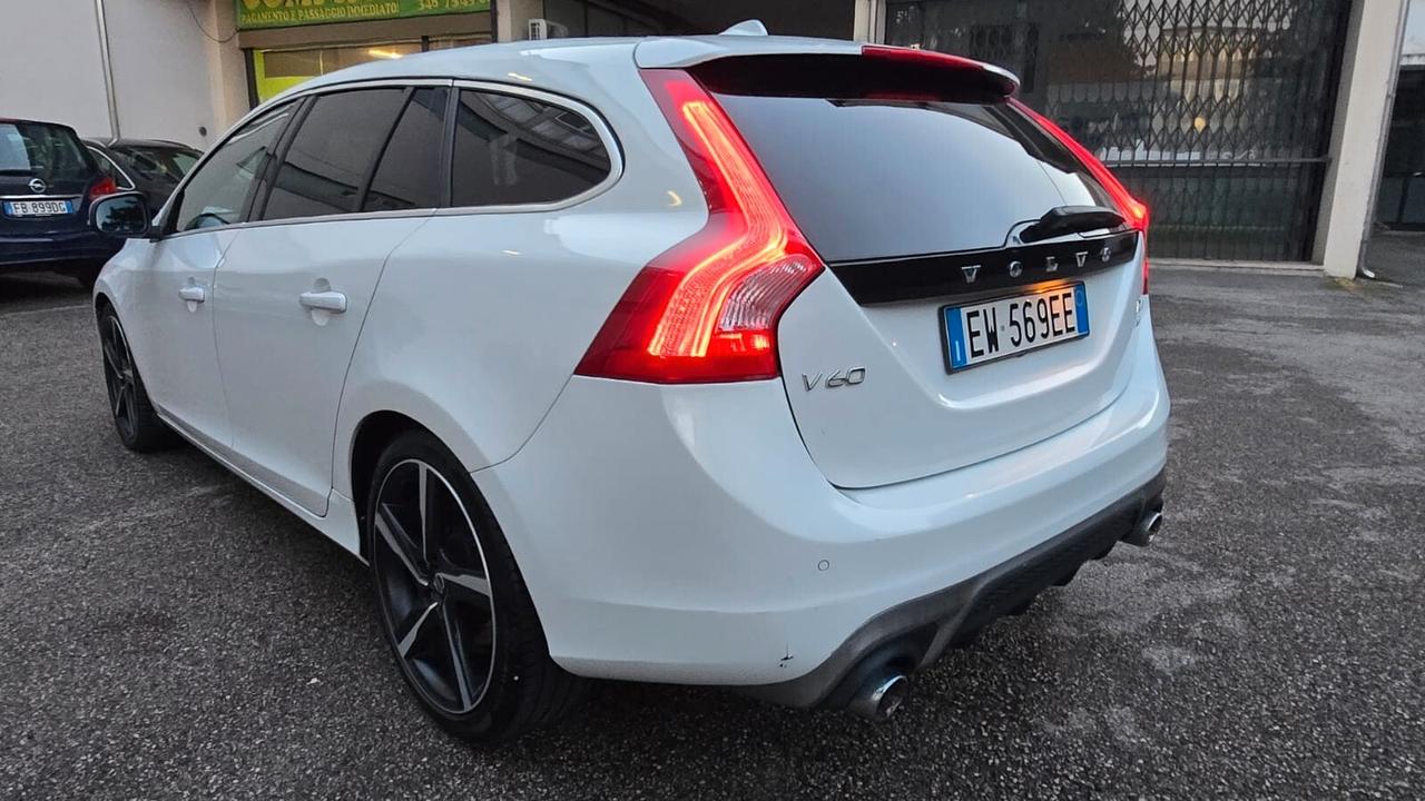 Volvo V60 D4 AWD Geartronic R-design Momentum