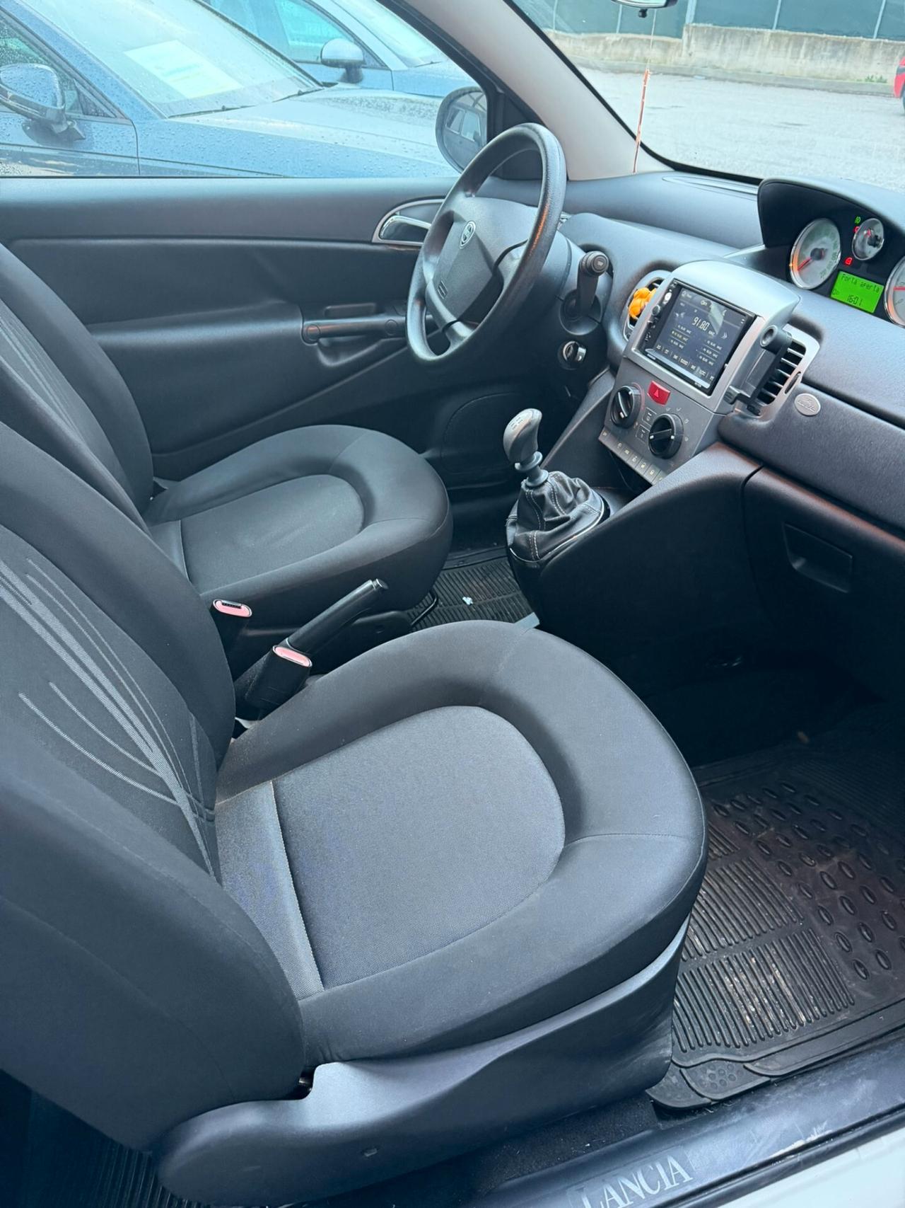 Lancia Ypsilon 1.2 69 CV Unyca