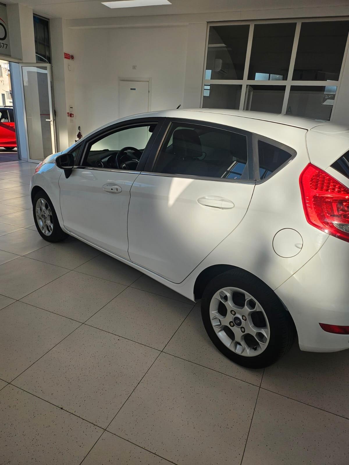 Ford Fiesta 1.4 16V 5p. Bz.- GPL Titanium Bs.