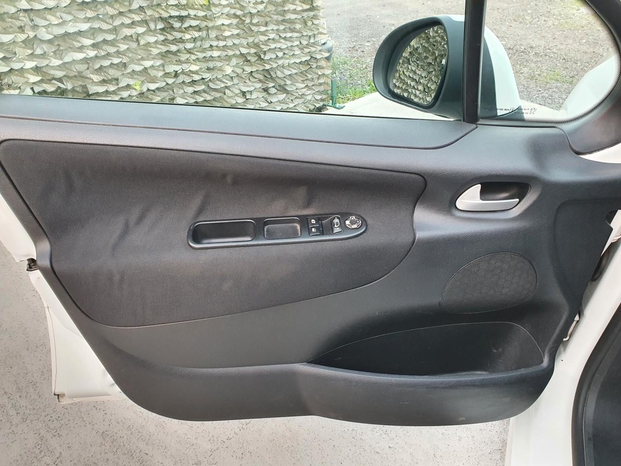 Peugeot 207 1.4 HDi 70CV X NEOPATENTATI MOTORE NUOVO ZAMPOGNAUTO CATANIA