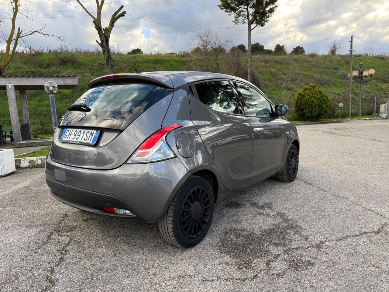 Lancia Ypsilon 1.0 FireFly 5 porte S&S Hybrid Ecochic Silver
