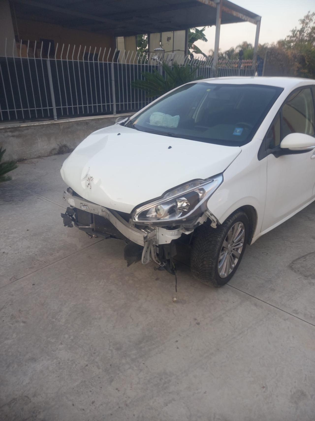 Peugeot 208 2018 sinistrata Incidentata