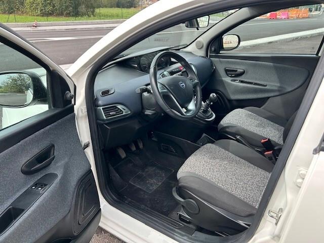 Lancia Ypsilon 1.0 FireFly 5 porte S&S Hybrid Ecochic Silver