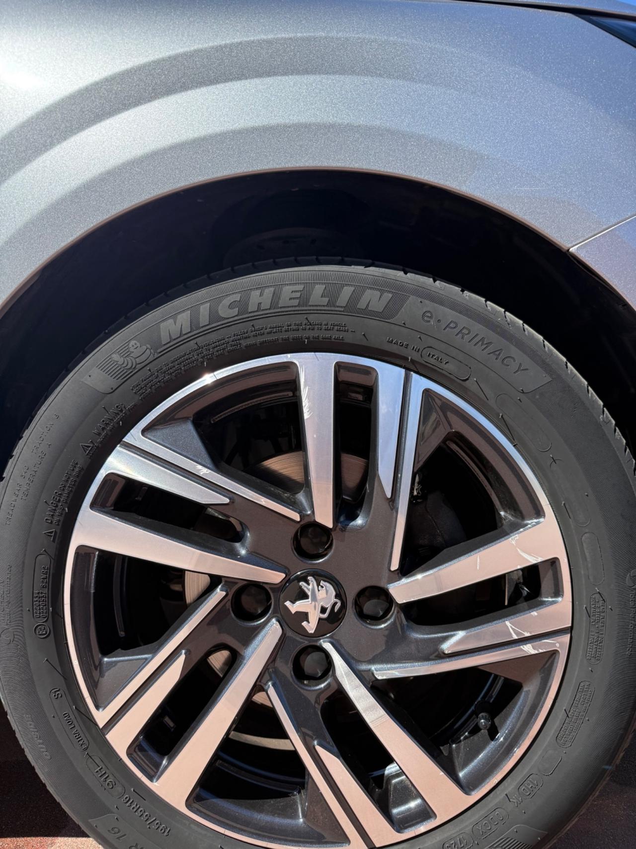 Peugeot 208 1.2 75cv 8000KM