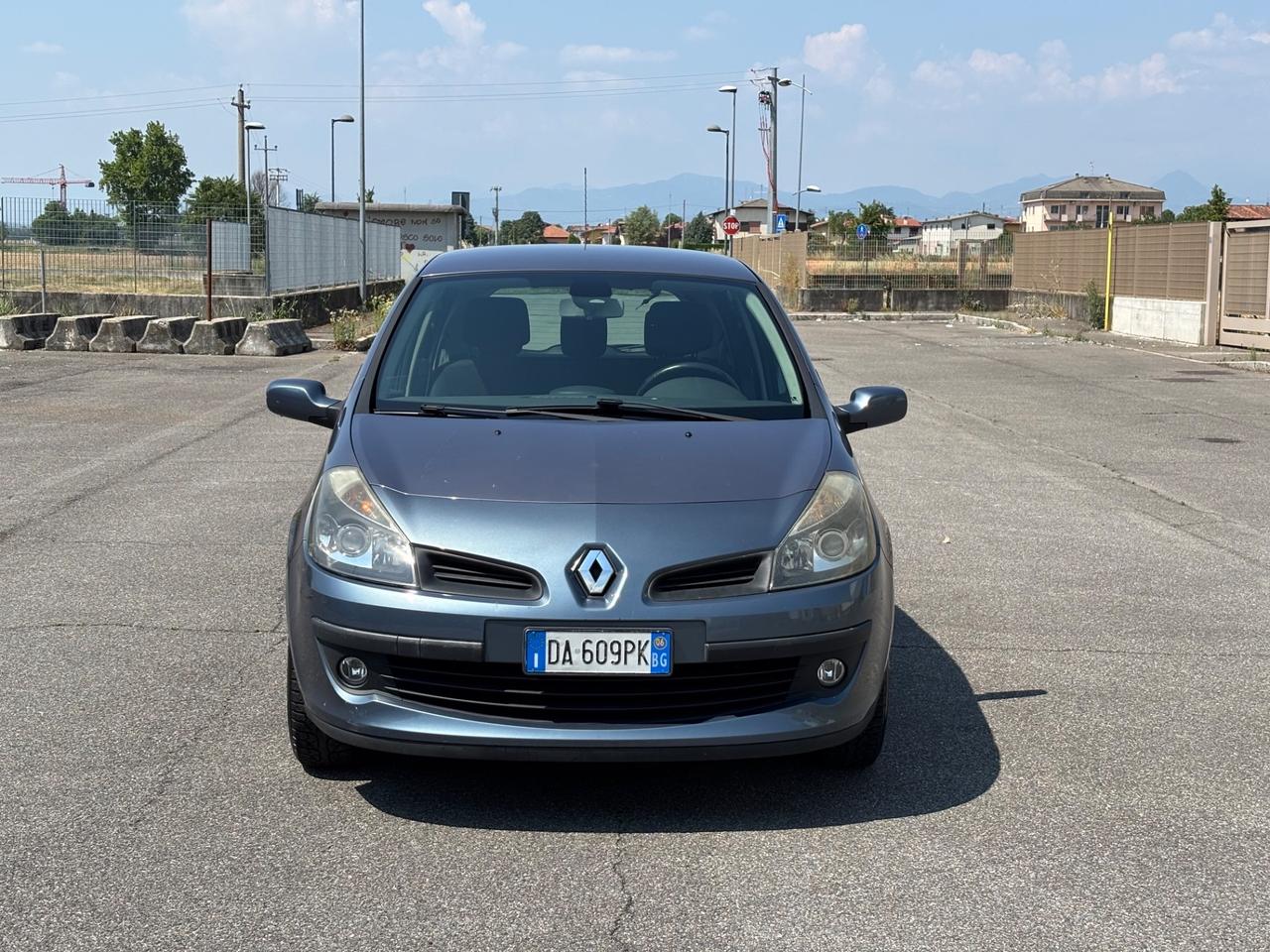 Renault Clio 1.2 16V UNI PRO!