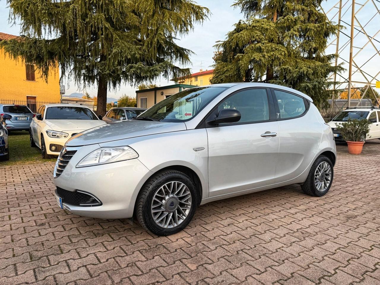 Lancia Ypsilon 1.2 69 CV 5 porte S&S Gold OK NEOPATENTATI