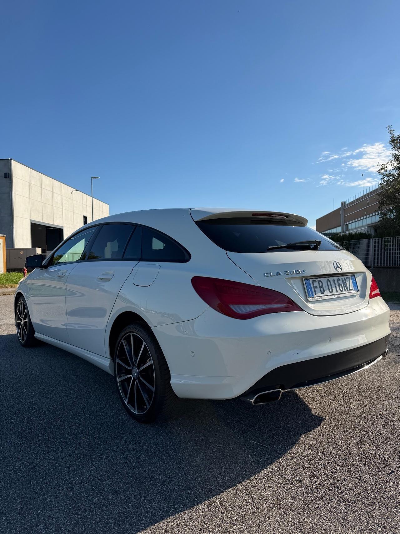 Mercedes-benz CLA 200 .