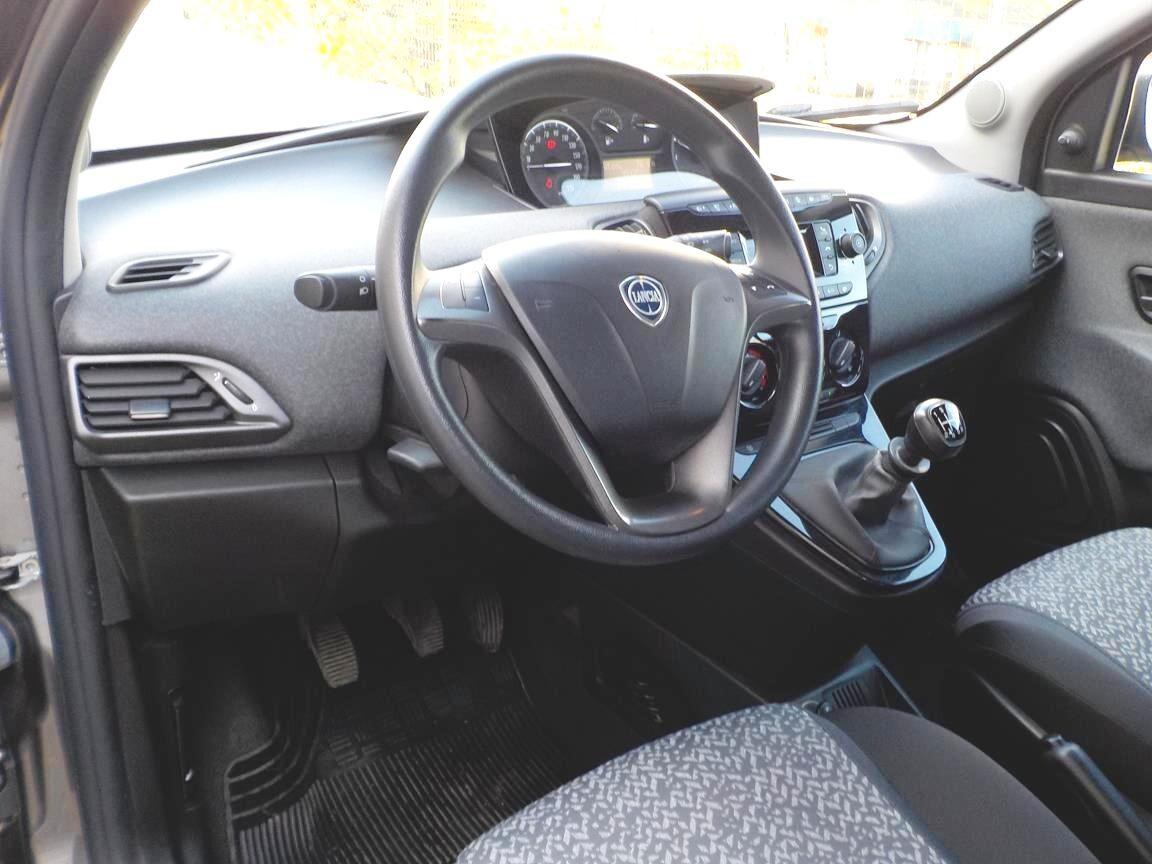 Lancia Ypsilon 1.0 FireFly 5 porte S&S Hybrid Ecochic Silver