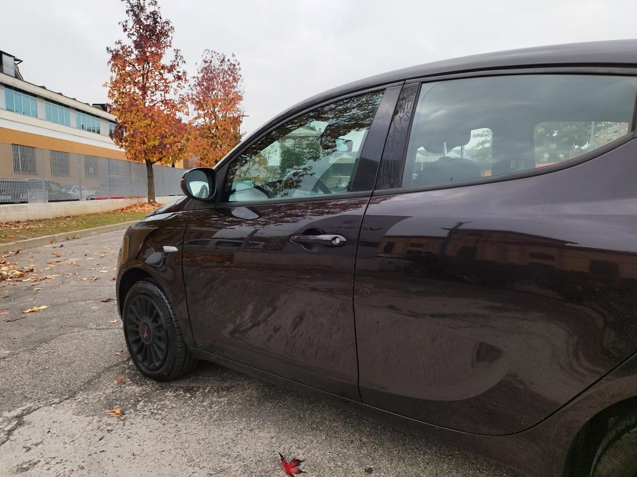 Lancia Ypsilon 1.2 69 CV 5 porte Elefantino rosa