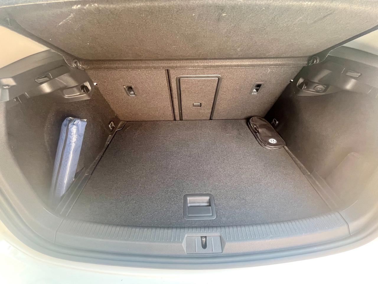 VOLKSWAGEN GOLF VII TGI METANO 130CV EXECUTIVE DSG NAVI ALCANTARA SENSORI DI PARCHEGGIO ANTERIORI POSTERIORI CERCHI IN LEGA OK NEOPATENTATI - CON € 25 percorrenza KM 460 - GARANZIA 12 MESI -