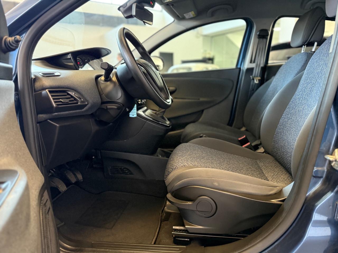 Lancia Ypsilon 1.0 FireFly S&S Hybrid Ecochic Silver