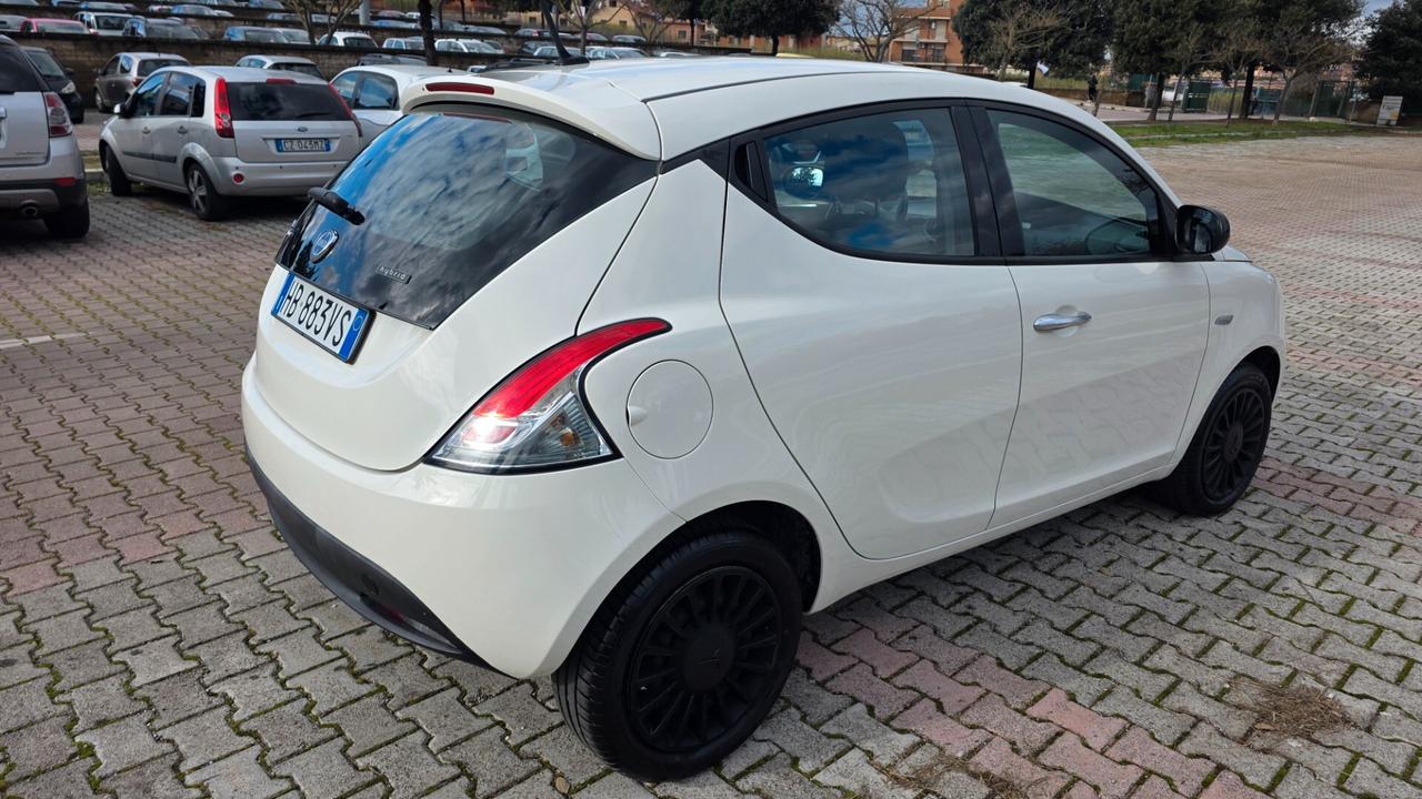 Lancia Ypsilon 1.0 FireFly 5 porte S&S Hybrid Ecochic Silver