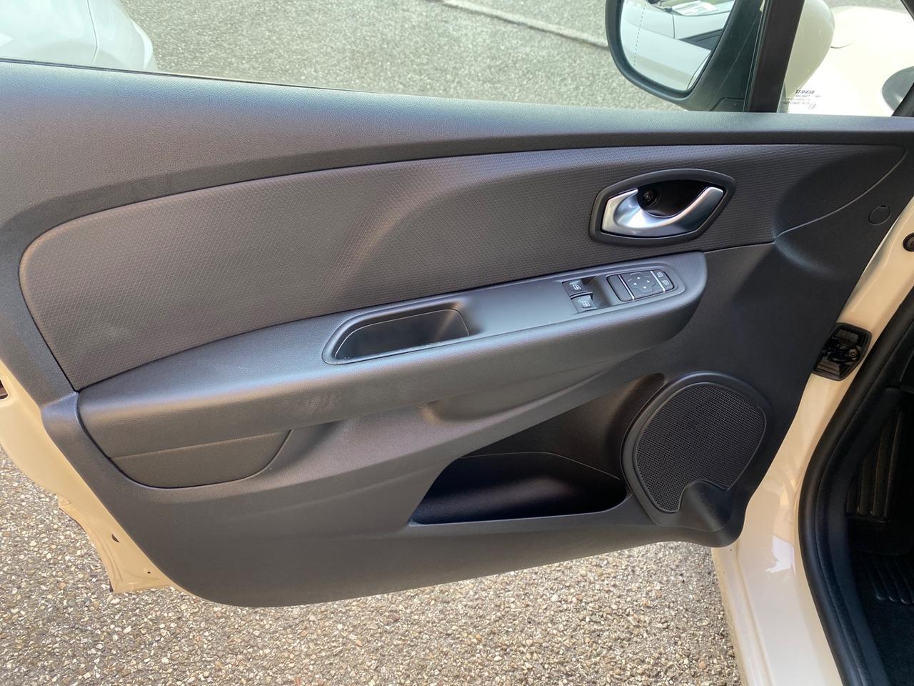 Renault Clio 1.2 75CV 5 porte Life NEOPATENTATI!!!